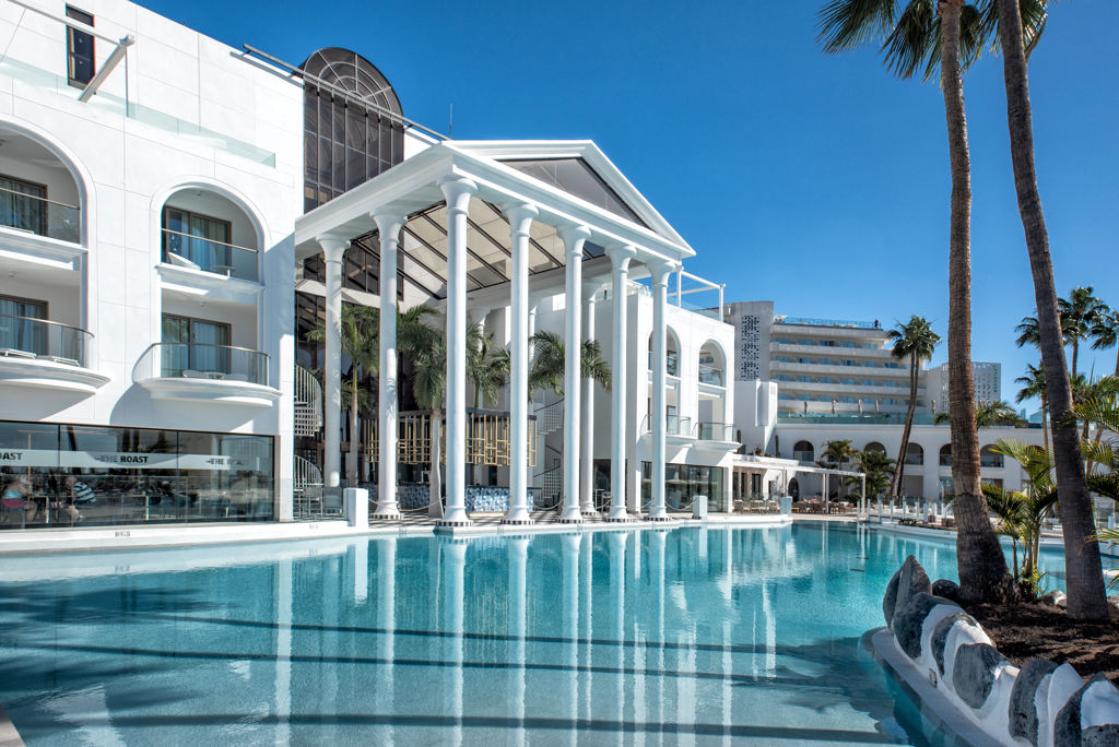 Luxe resort met groot zwembad en moderne architectuur in de zon